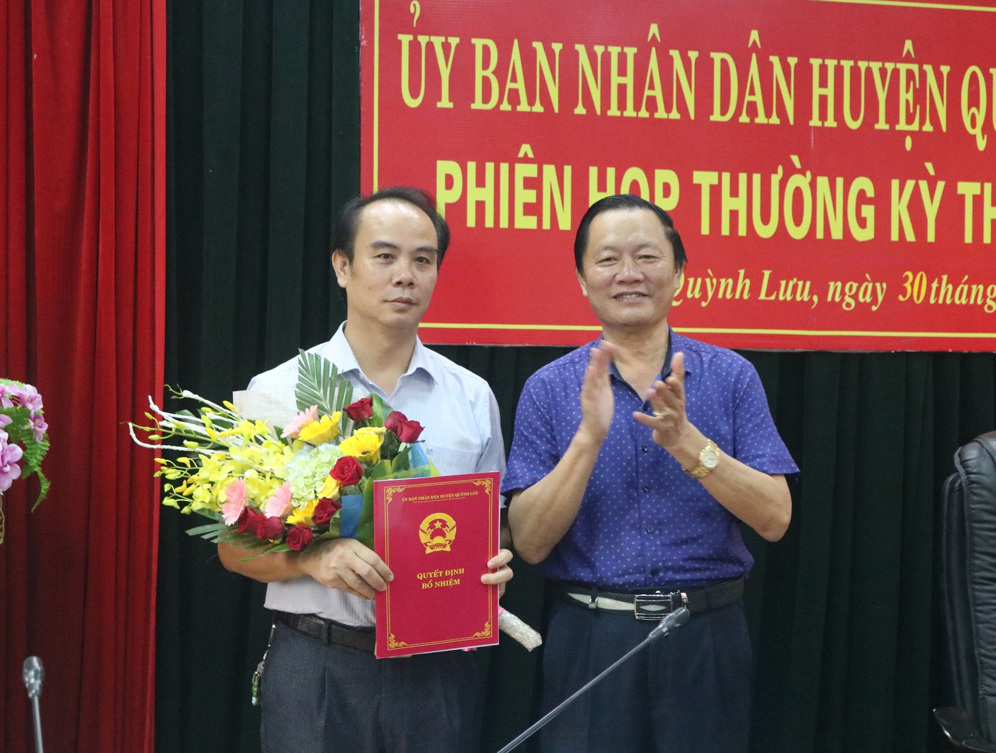 Phó Chủ tịch UBND huyện Hồ Ngọc Dũng trao quyết định bổ nhiệm Quyền trưởng phòng Văn hóa và Thông tin cho đồng chí Hoàng Phú. Ảnh: Việt Hùng.