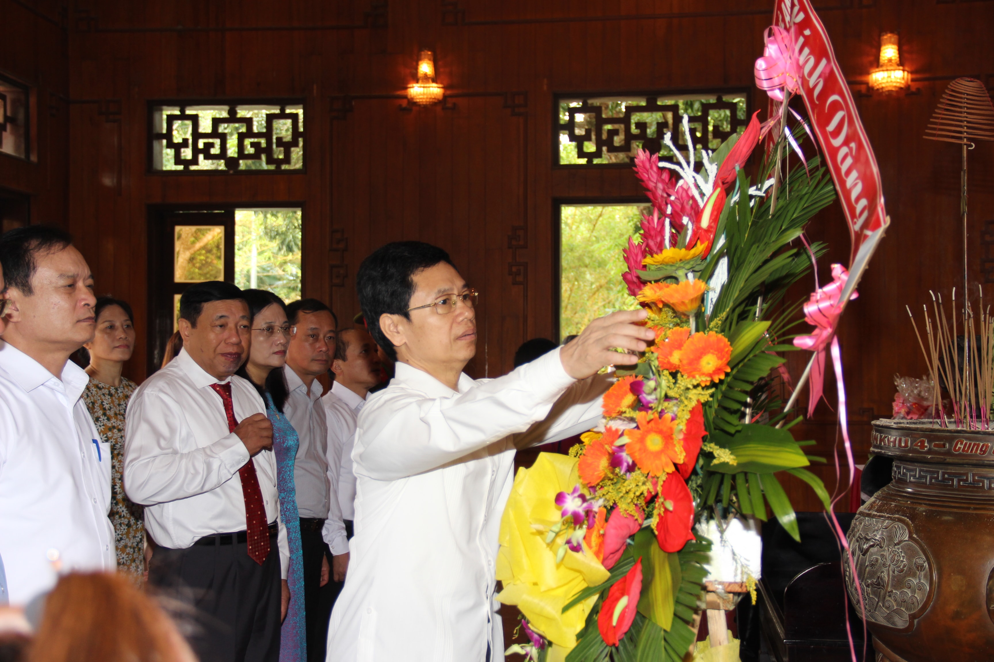 Đồng chí Nguyễn Xuân Sơn thay mặt đoàn đại biểu dâng hoa lên anh linh Chủ tịch Hồ Chí Minh.Ảnh: Hoài Thu