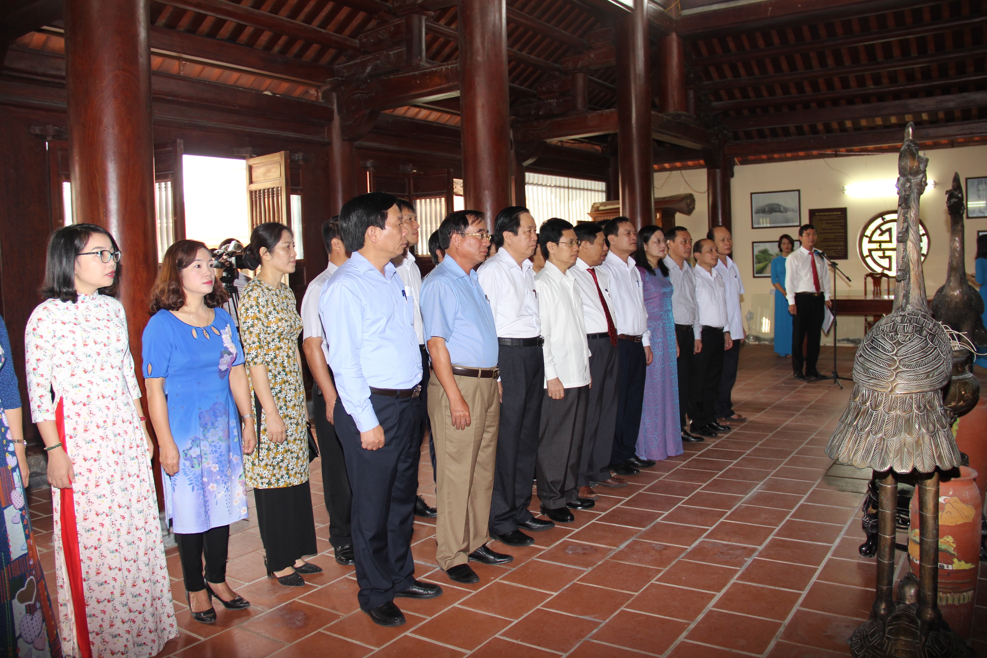 Các đồng chí lãnh đạo tỉnh dâng hoa, dâng hương tại Khu tưởng niệm cố Tổng Bí thưu Lê Hồng Phong tại xã Hưng Thông, huyện Hưng Nguyên. Ảnh: Hoài Thu