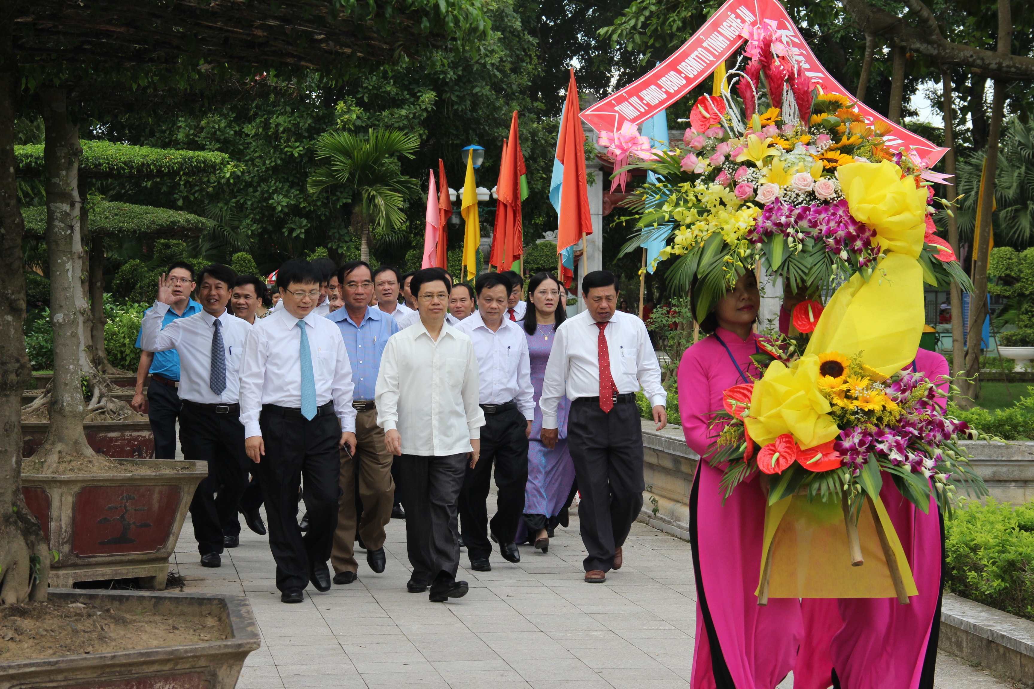 Lãnh đạo tỉnh dâng hương dâng hoa tại Khu di tích Kim Liên nhân Ngày Quốc khánh. Ảnh: Hoài Thu