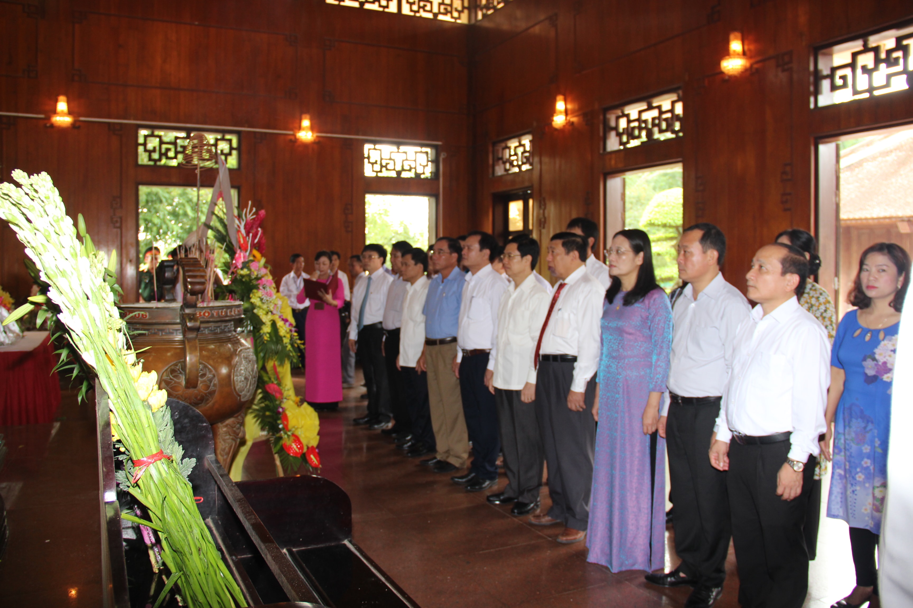 Lãnh đạo tỉnh tưởng niệm CHủ tịch Hồ Chí Minh. Ảnh: Hoài Thu