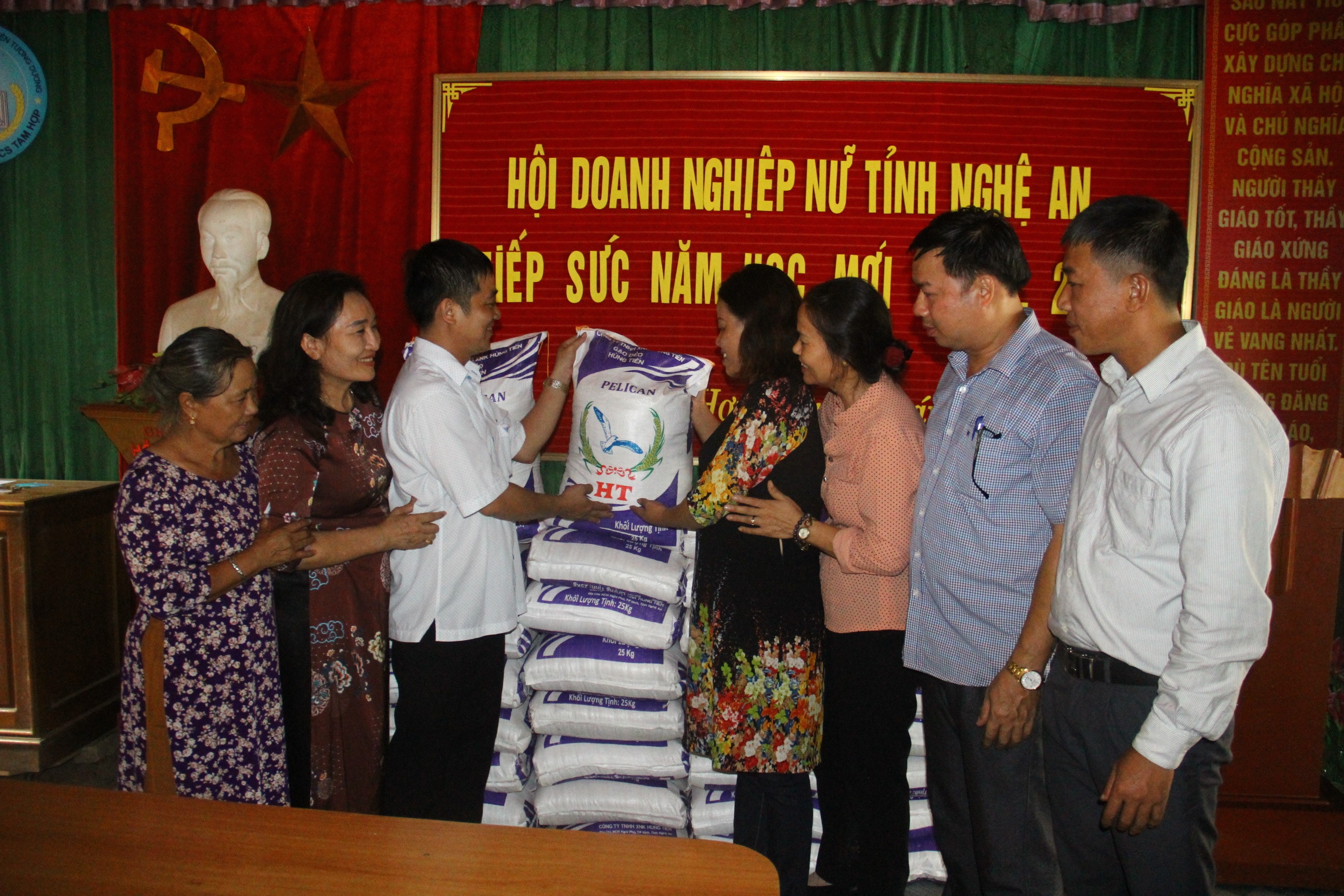 Trao gao ctr]ơngf Tam Hợp. Ảnh Hoàng Vĩnh.
