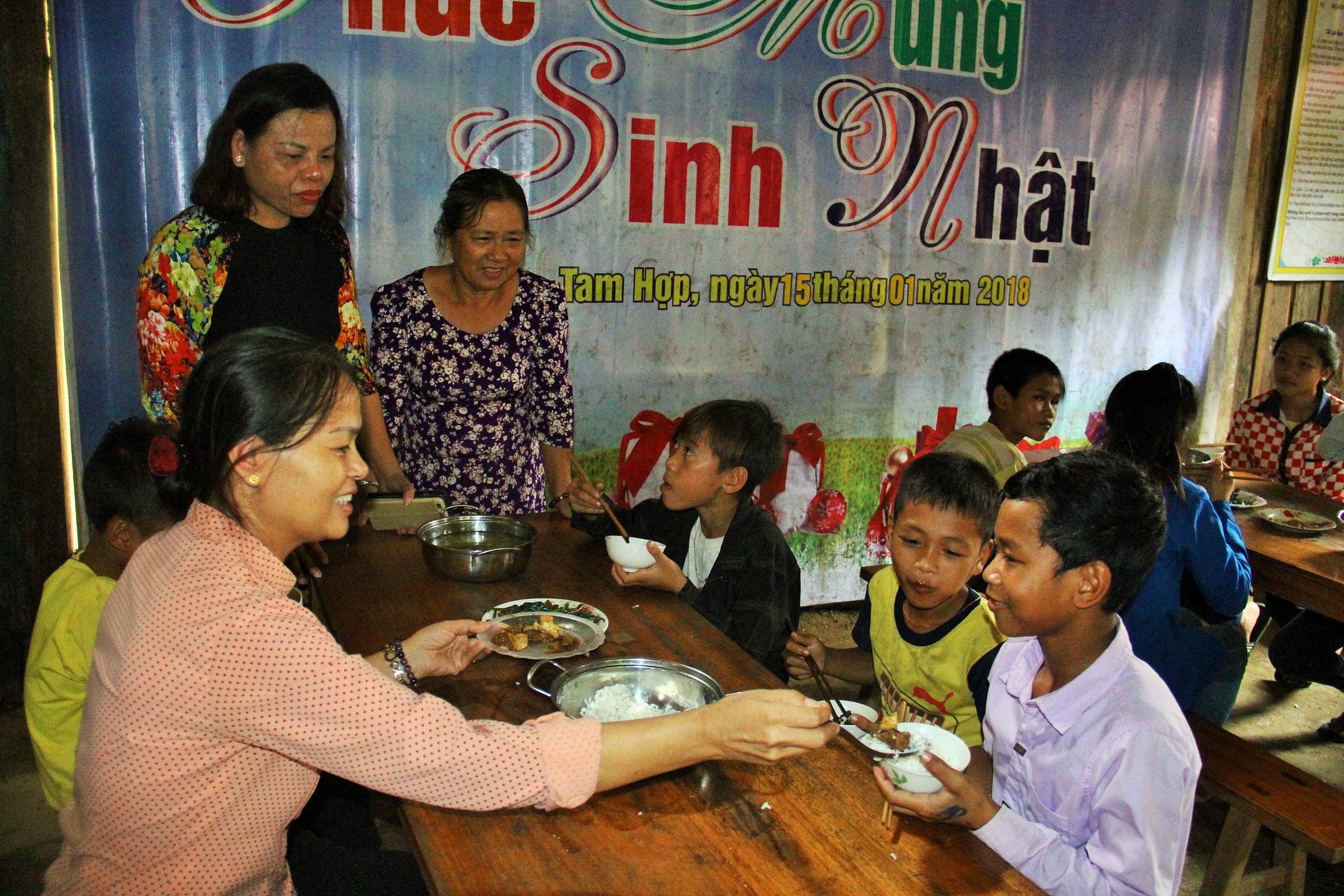 Lãnh đạo Hội doanh nghiệp nữ cùng học sinh trườn PTDTBT THCS Tam Hợp Ảnh Hoàng Vĩnh