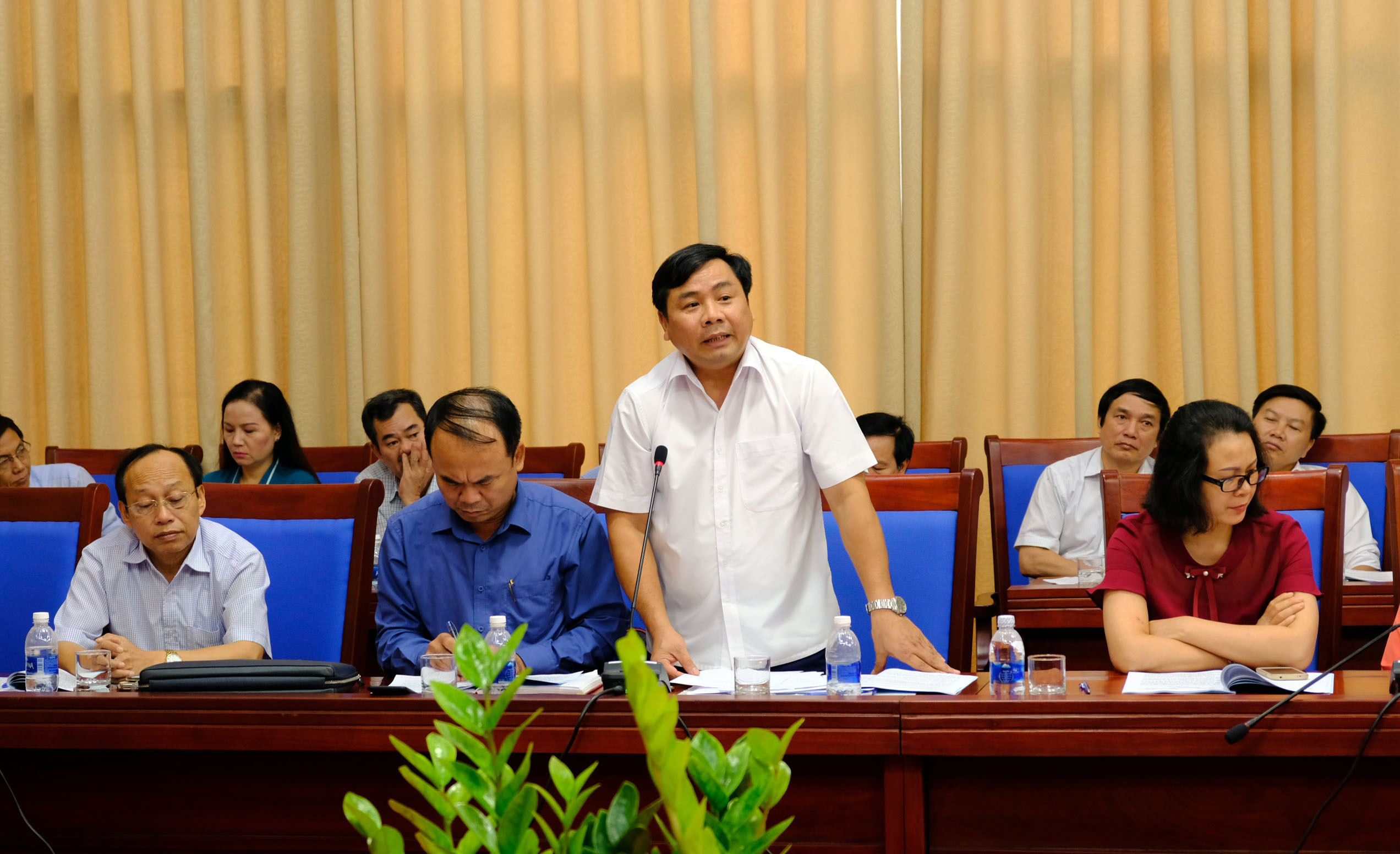 Lãnh đạo huyện Yên Thành phát biểu cho ý kiến về việc triển khai công tác dạy học 2 buổi/ngày trên địa bàn. Ảnh - Mỹ Hà.