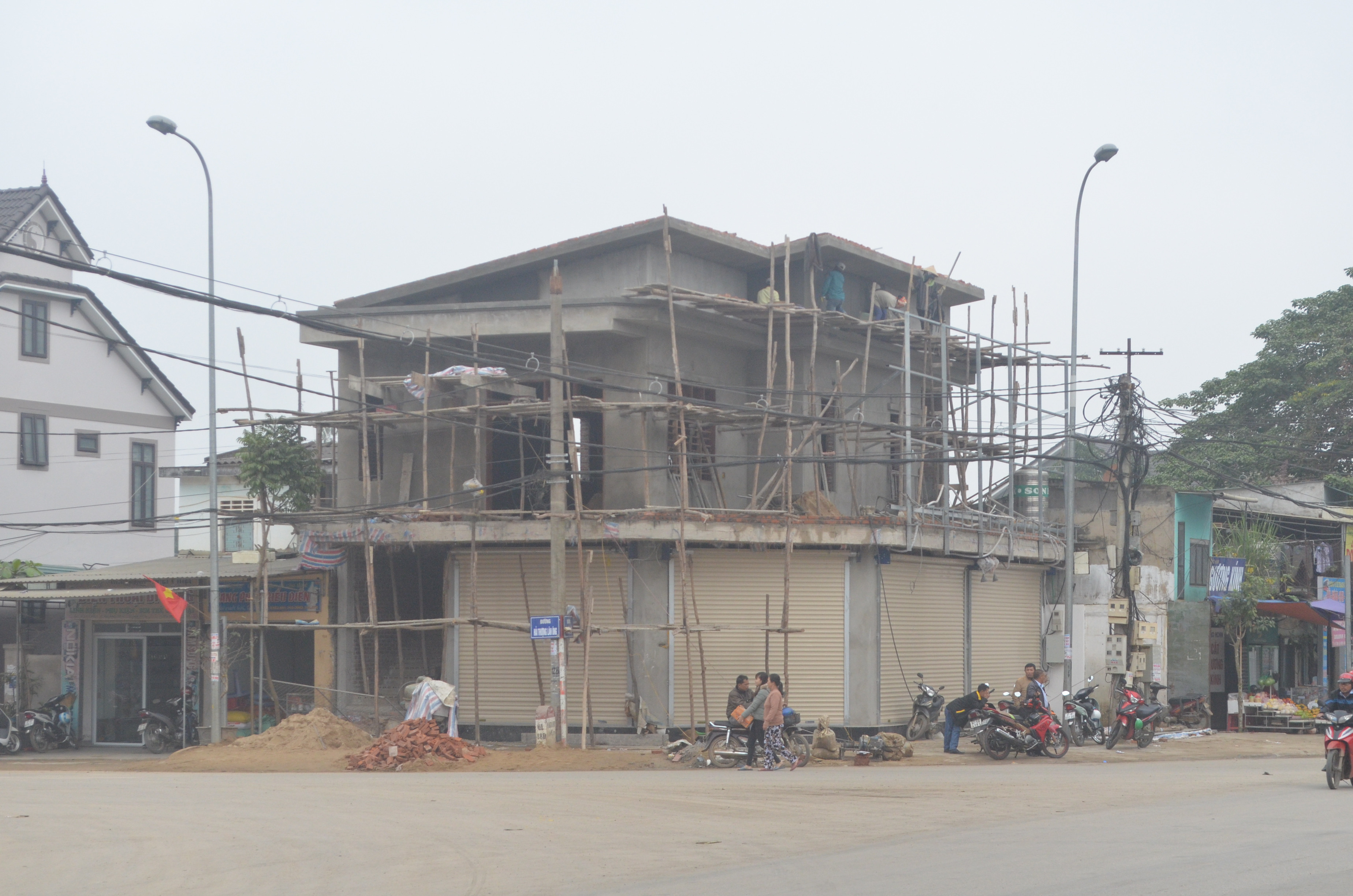 Công trình xây dựng sai phép tại khối Tây Hồ 1, P. Quang Tiến, TX. Thái Hòa do hộ gia đình ông Mai Thanh Nam, bà Hồ Thị Luận thực hiện ở thời điểm tháng 1/2018.  Ảnh: Nhóm PV