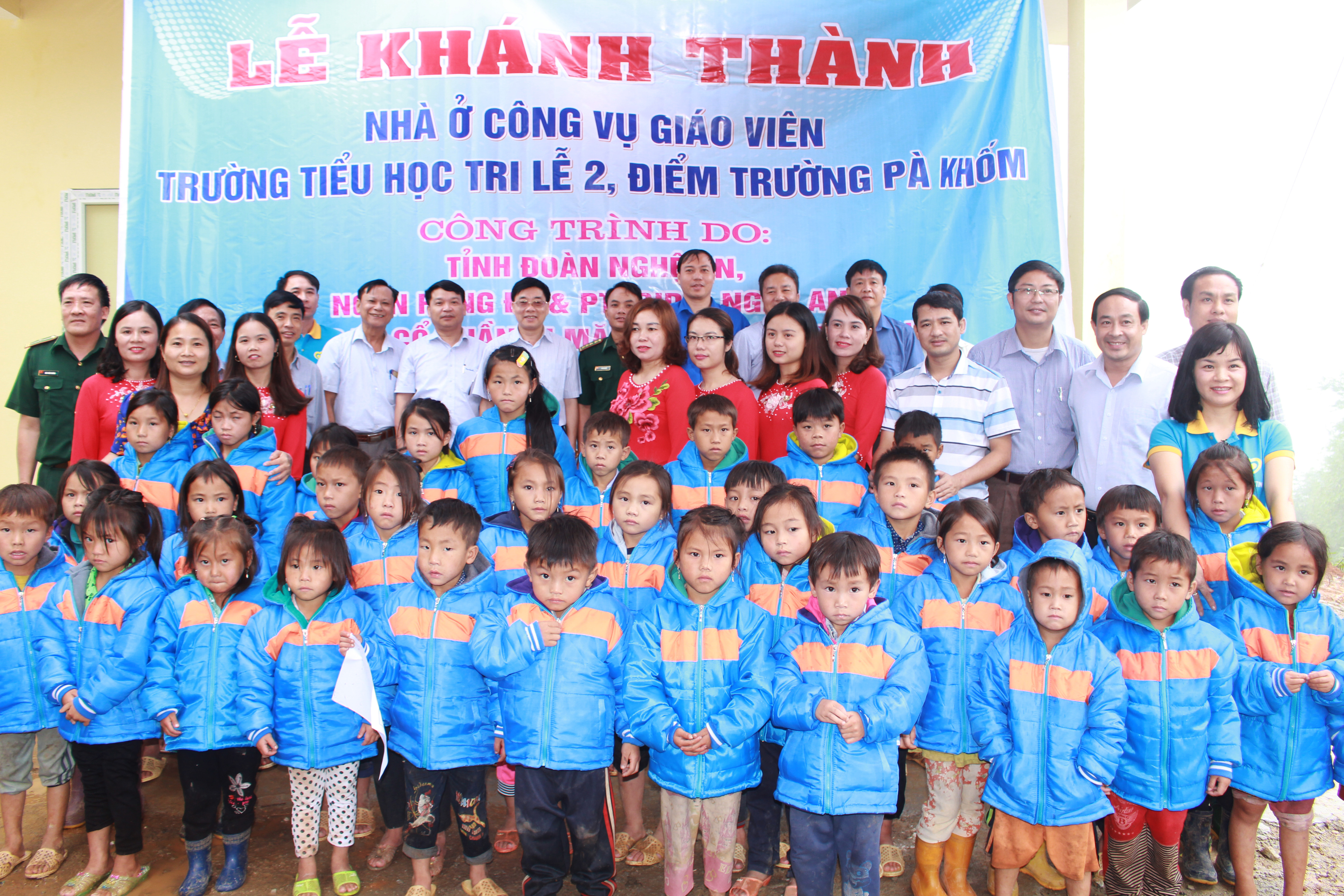nhóm thiện nguyện Niềm Tin  (Faith Group) đã trao tặng 70 áo ấm cho các em học sinh nghèo trường Tiểu học Tri Lễ 2, điểm trường Pà Khốm.  Ảnh: Phương Thúy