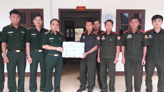 Đại tá Trần Hải Bình - Ủy viên Ban chấp hành Tỉnh ủy, Chỉ huy trưởng BĐBP tỉnh đã đến thăm, tặng quà và tiền mặt 20 triệu đồng cho cán bộ, chiến sỹ Đại đội Biên phòng 221, Bộ chỉ huy Quân sự tỉnh Xiêng Khoảng (Lào).