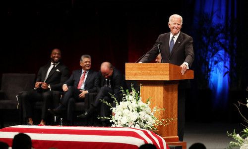 Biden nói về những kỷ niệm vui với McCain trong quá khứ. Ảnh: AFP.