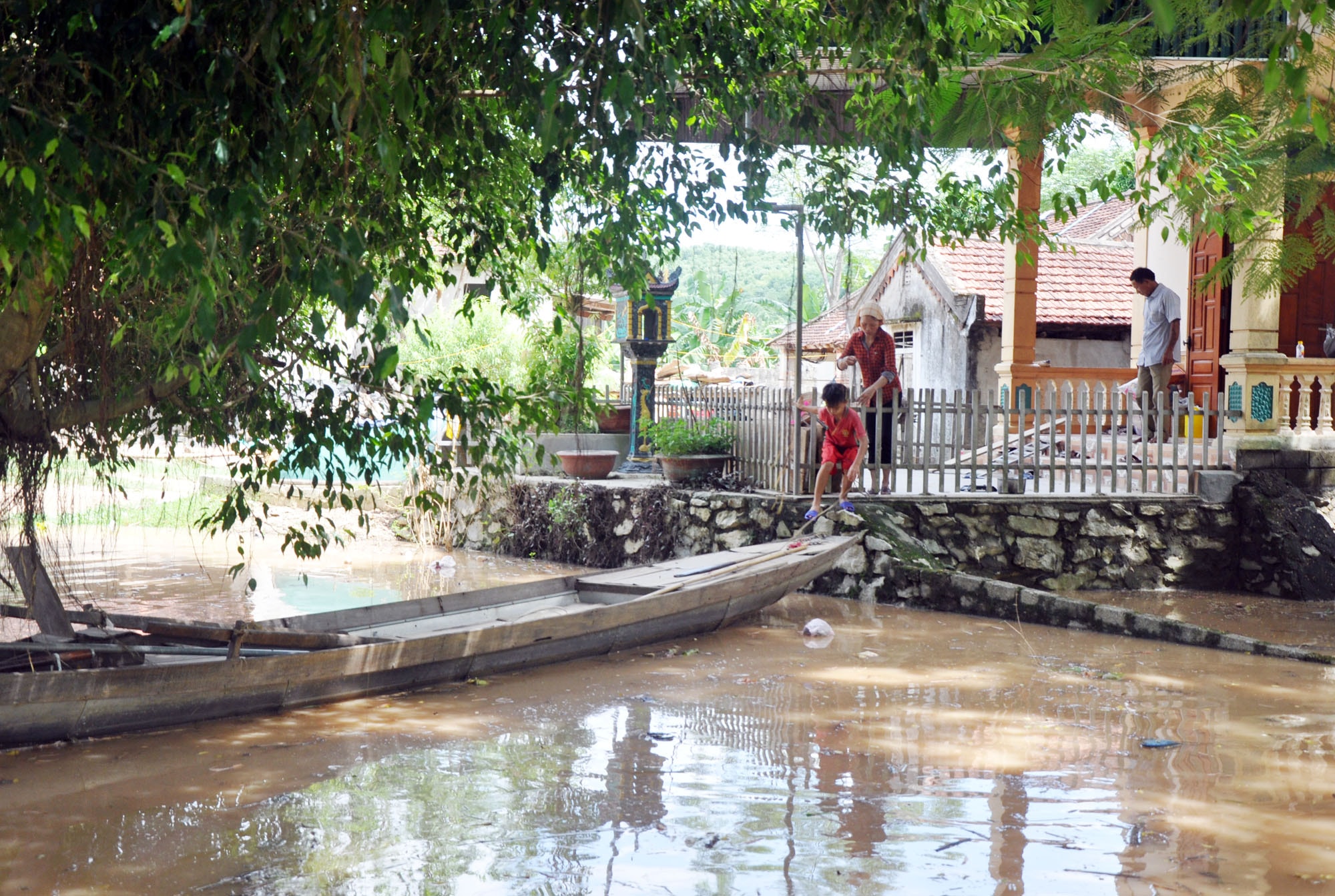 Là vùng ngập lũ, nên bà con dọc sông Lam thường chuẩn bị sẵn thuyền máy