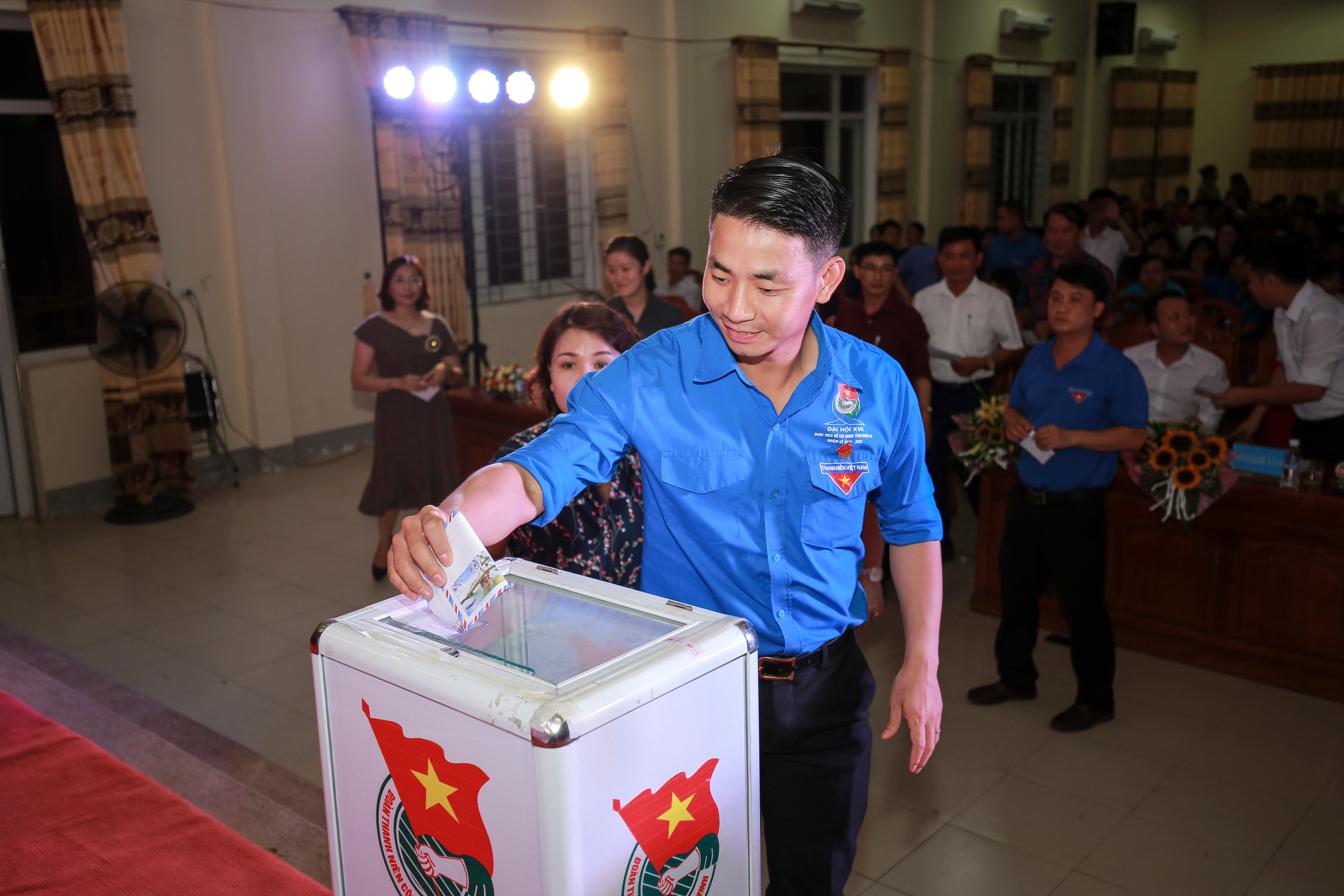 ủng hộ vào thùng quyên góp. Ảnh Thanh Hiền