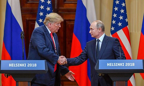Tổng thống Mỹ Donald Trump (trái) bắt tay người đồng cấp Nga Vladimir Putin tại họp báo chung sau hội nghị thượng đỉnh ở Helsinki hồi tháng 7. Ảnh: AFP.