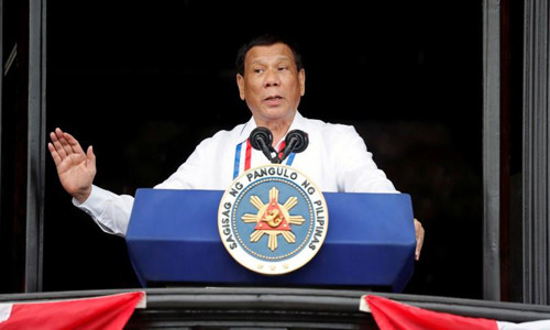 Tổng thống Rodrigo Duterte phát biểu tại lễ kỷ niệm ngày Quốc khánh Philippines hôm 12/6, tổ chức tại thành phố Kawit. Ảnh: Reuters.
