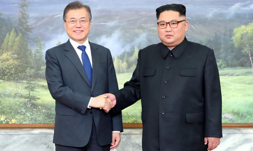 Tổng thống Hàn Quốc Moon Jae-in (trái)bắt tay lãnh đạo Triều Tiên Kim Jong-un trong cuộc họp tại làng đình chiến Panmunjom thuộc khu phi quân sự liên Triều hôm 26/5. Ảnh: Reuters.