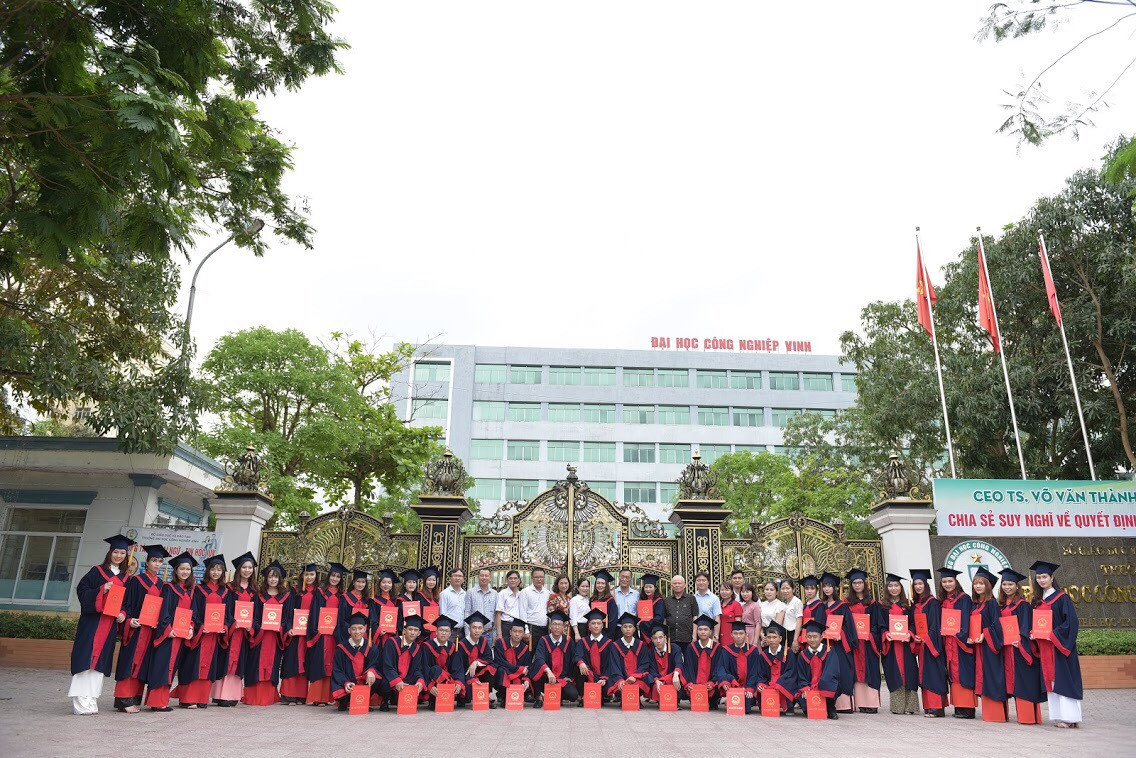 Lãnh đạo nhà trường chụp ảnh với các tân kỹ sư. Ảnh: Hà Hương