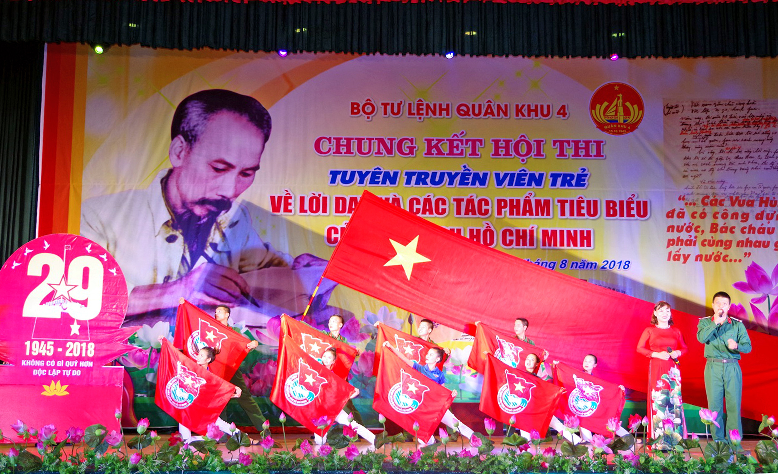 Đội TTVT Sư đoàn 324 tuyên truyền tác phẩm Tuyên ngôn Độc lập năm 1945 của Bác Hồ. Ảnh: Phong Quang