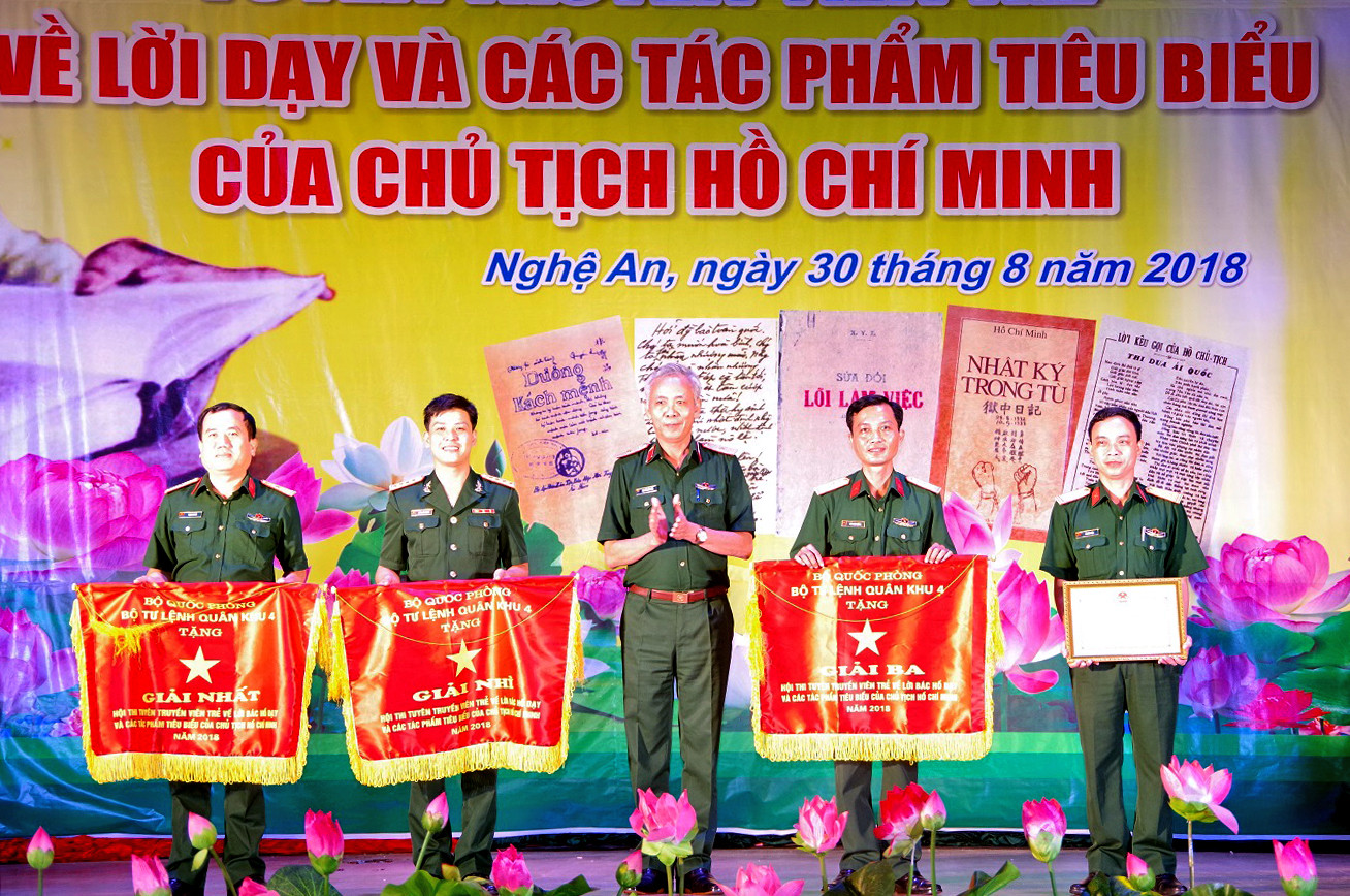 Thiếu tướng Nguyễn Đức Hóa - Phó Chính ủy Quân khu 4 trao Cờ cho các Đội TTVT đạt giải Nhất, Nhì, Ba tại vòng thi chung kết. Ảnh: Phong Quang