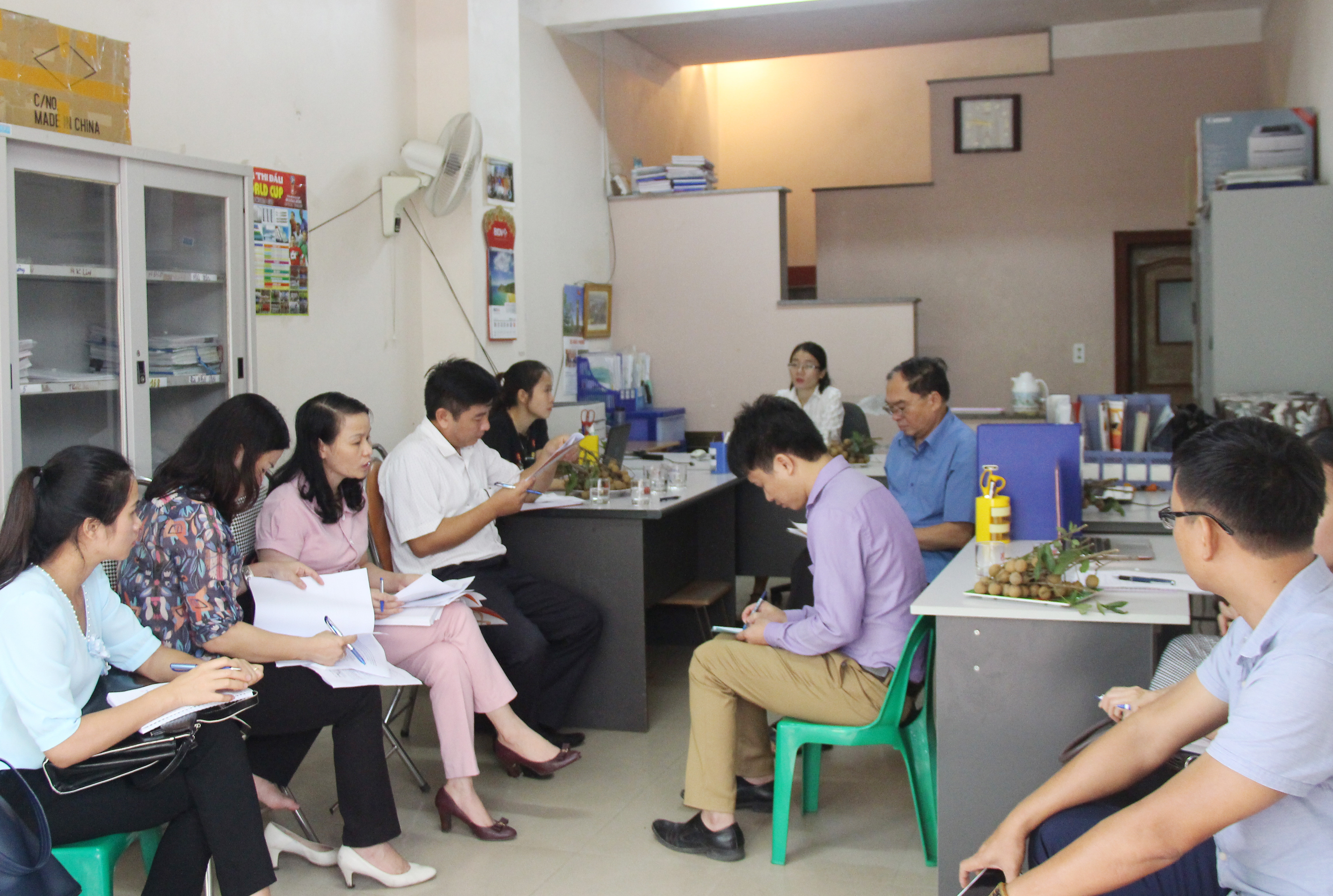 Đoàn khảo sát tại một đơn vị tư vấn tại Diễn Châu. Ảnh: Minh Chi