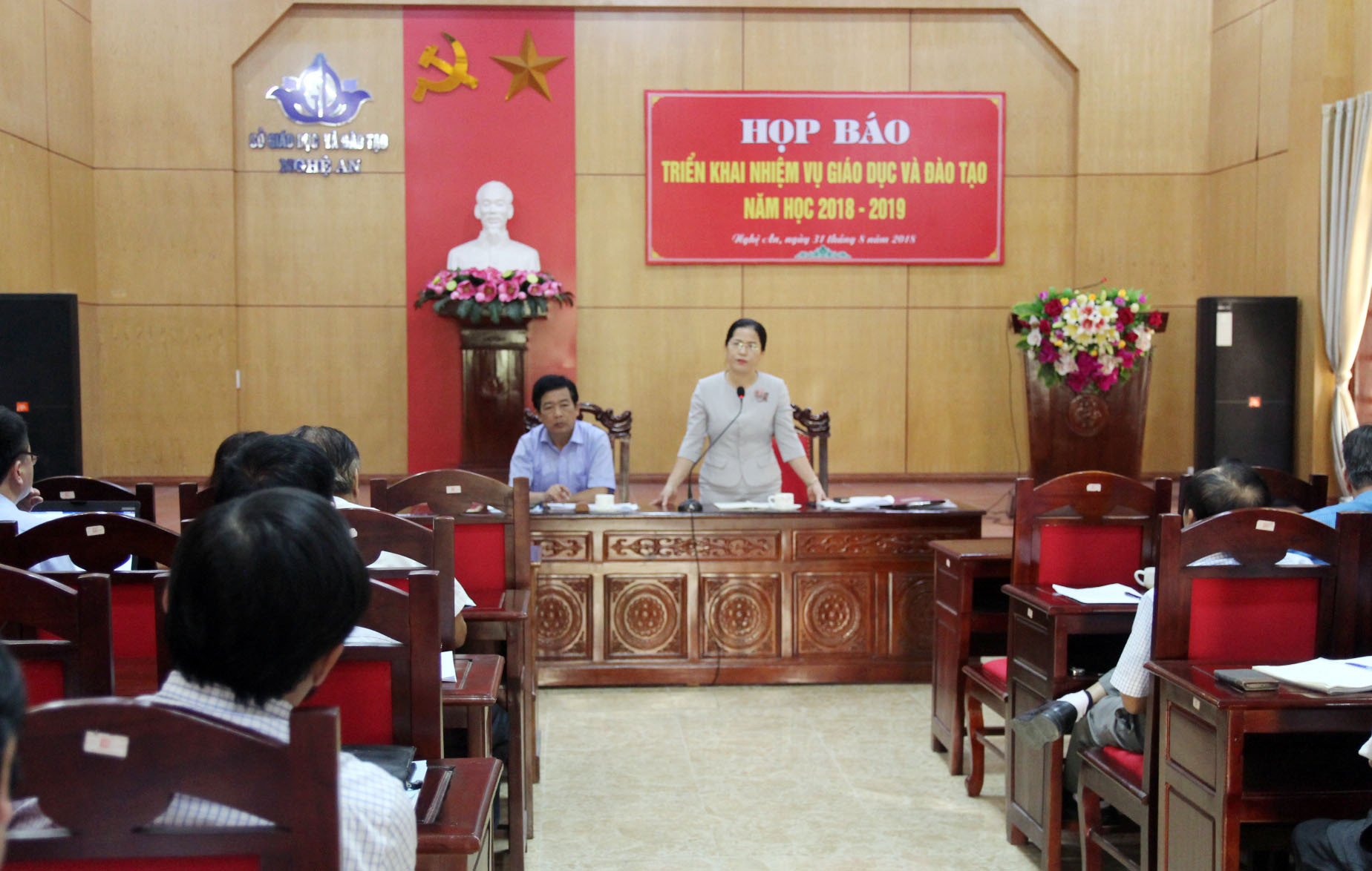Giám đốc Sở Giáo dục và Đào tạo Nguyễn Thị Kim Chi trả lời về các vấn đề của các cơ quan báo chí. Ảnh: Mỹ Hà