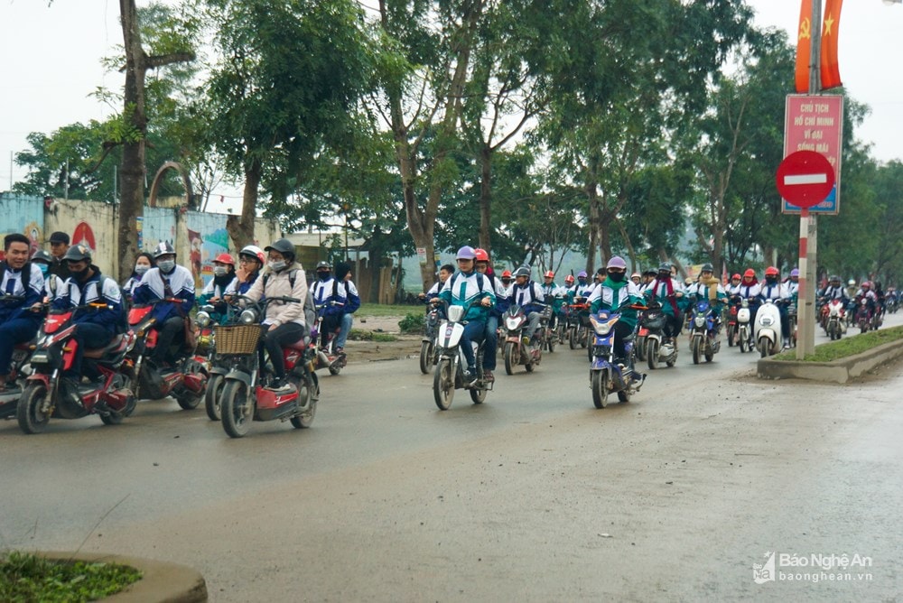 Trên Quốc lộ 15 đoạn qua Thị trấn Đô Lương, hàng ngày vào giờ tan học, hàng trăm học sinh vẫn vô tư dàn hàng, dù trên đoạn đường này có tới hàng trăm lượt xe tải, xe ben qua lại. Ảnh tư liệu