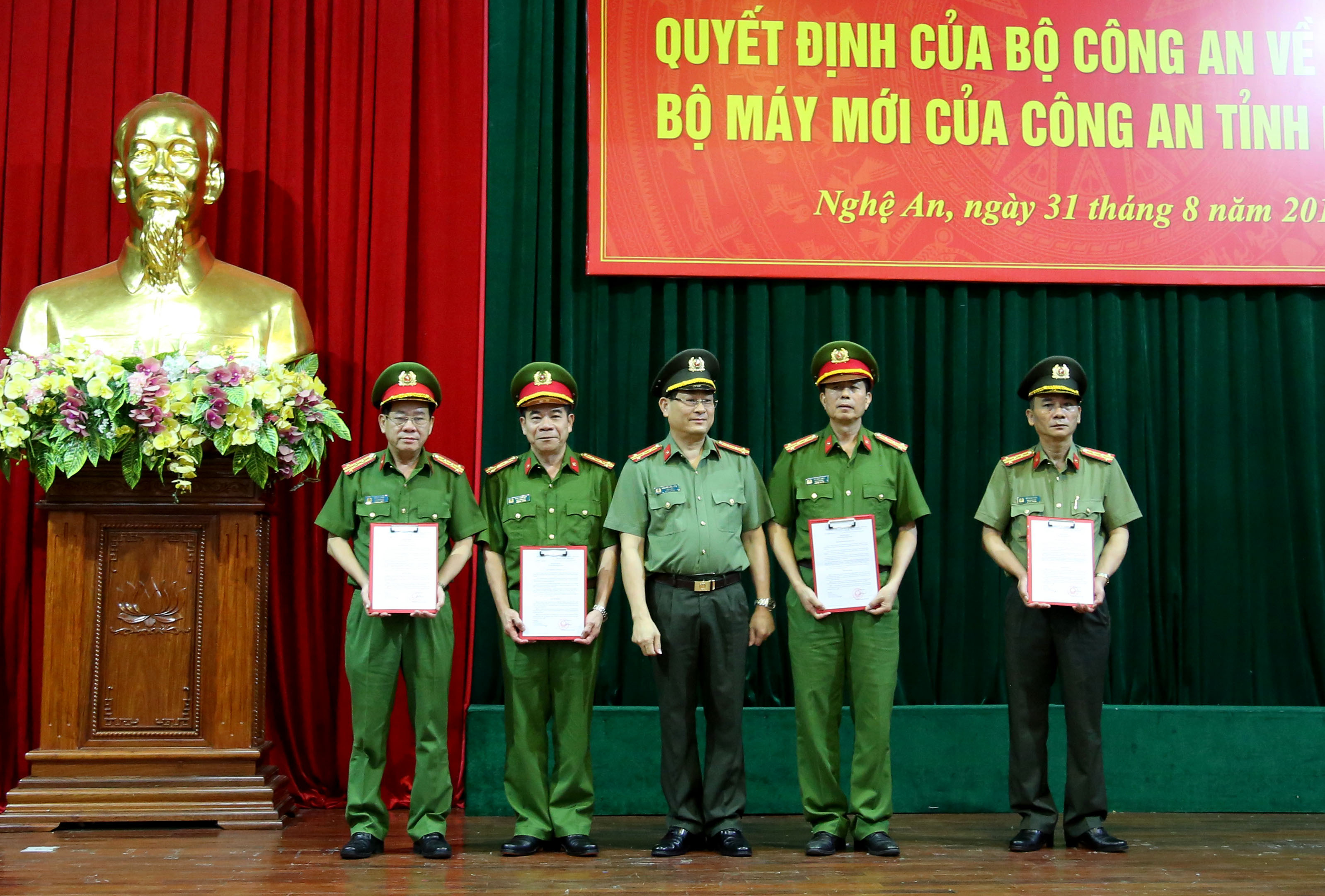 Giám đốc Công an Nghệ An trao quyết định cho 4 đồng chí Phó giám đốc PCCC. Ảnh: Trọng Tuấn