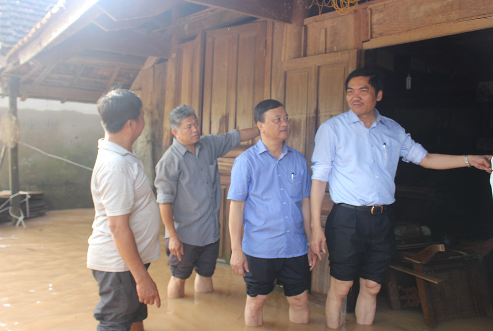 Lãnh đạo BCH PCTT- TKCN tỉnh và lãnh đạo UBND huyện Tương Dương kiểm tra tình hình mưa lụt tại các hộ dân. Ảnh: Phú Hương