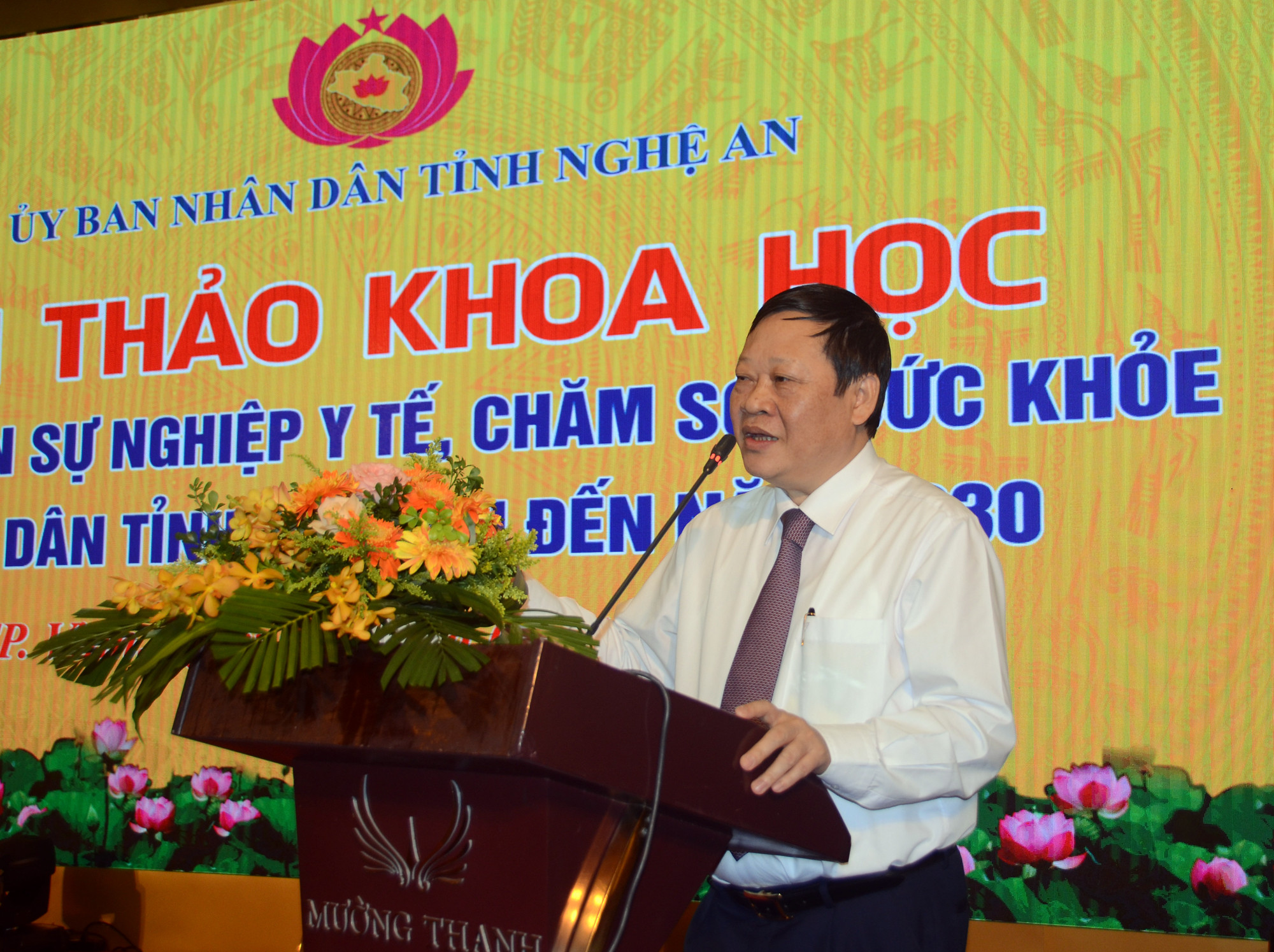 Thứ trưởng Bộ Y tế Nguyễn Viết Tiến đề nghị Nghệ An cần phát triển nguồn lực y tế, nâng cao chất lượng đội ngũ nhân viên y tế. Ảnh: Thành Chung