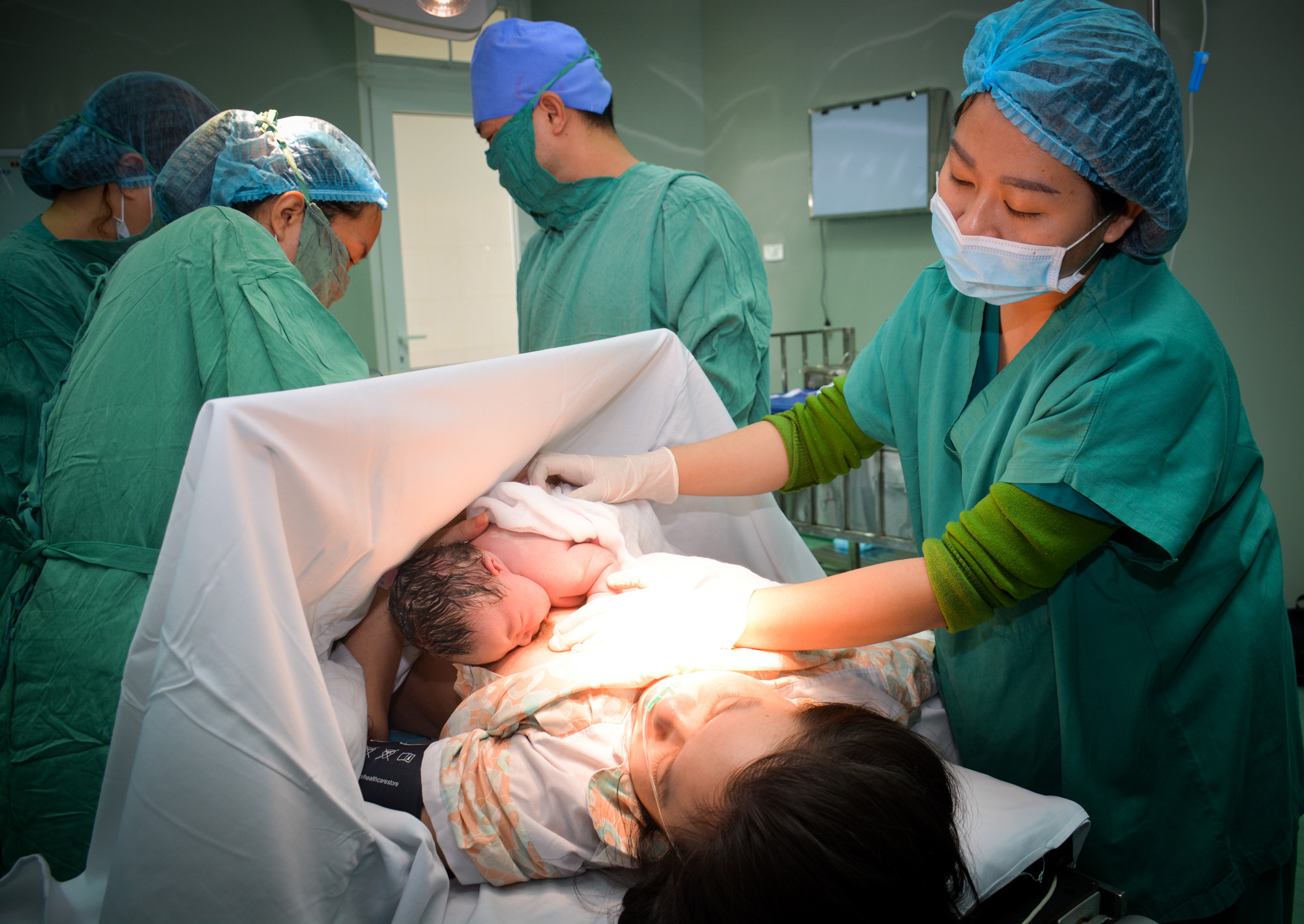 Chào đón trẻ đầu tiên ra đời bằng phương pháp thụ tinh ống nghiệm tại Nghệ An. Ảnh: Hoàng Yến