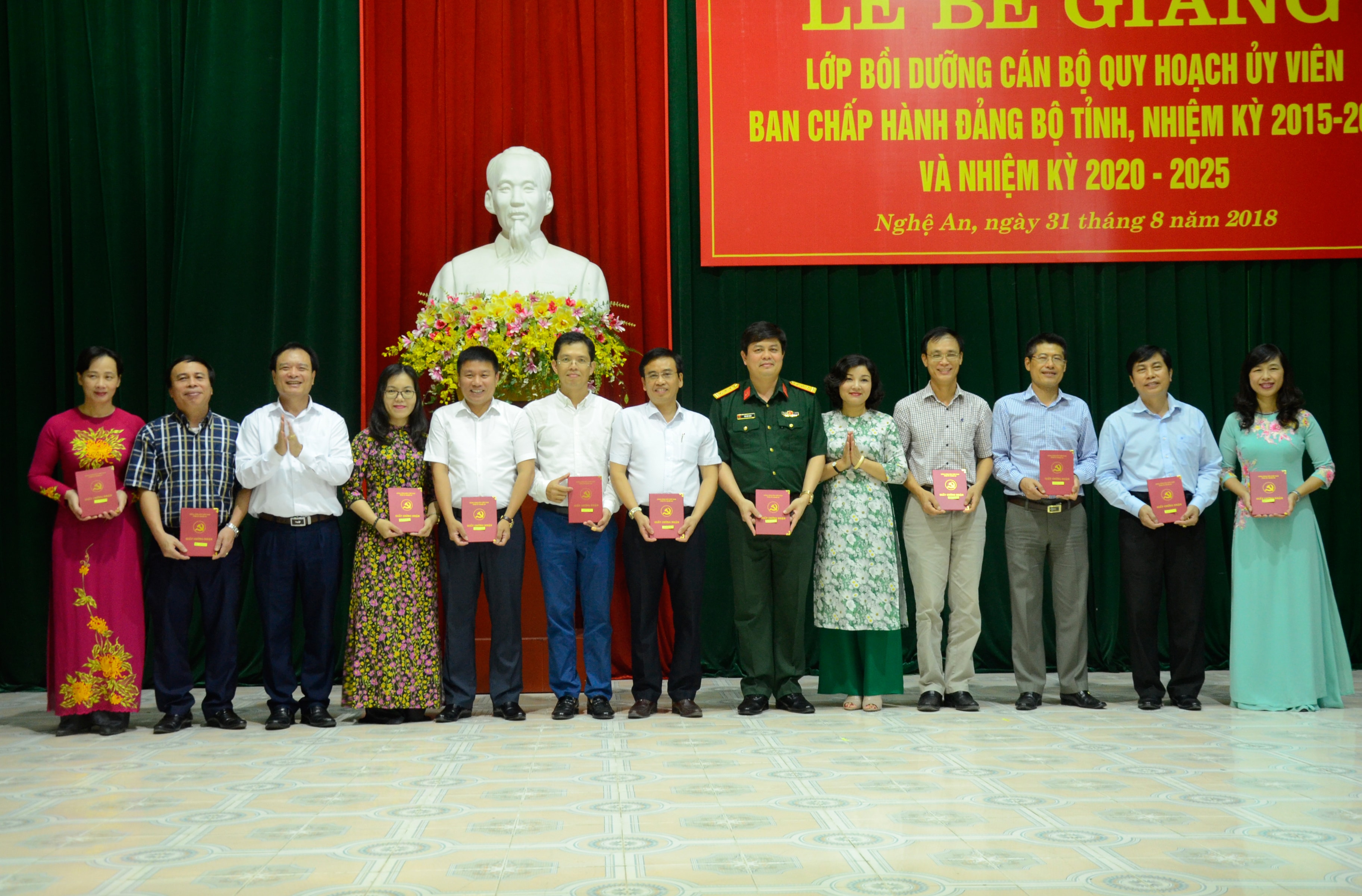 Các đồng chí lãnh đạo tỉnh trao giấy chứng nhận cho các học viên. Ảnh Thanh Lê