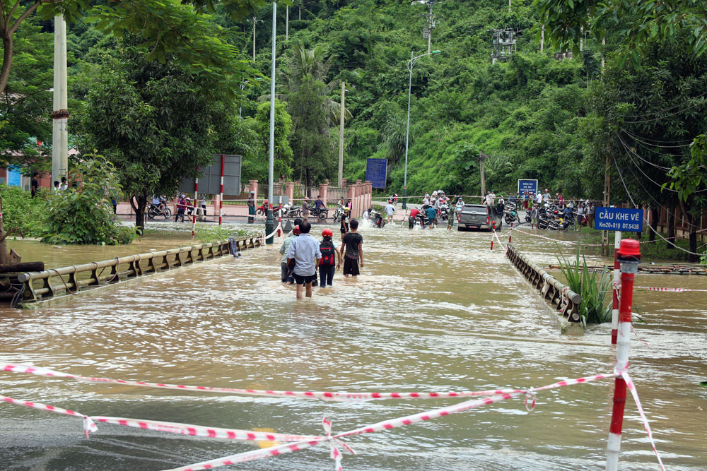 Các tuyến đường ở xã Yên Na, Hòa Bình, Thạch Giám, Tam Quang ngập trong lũ. Ảnh: Đào Thọ