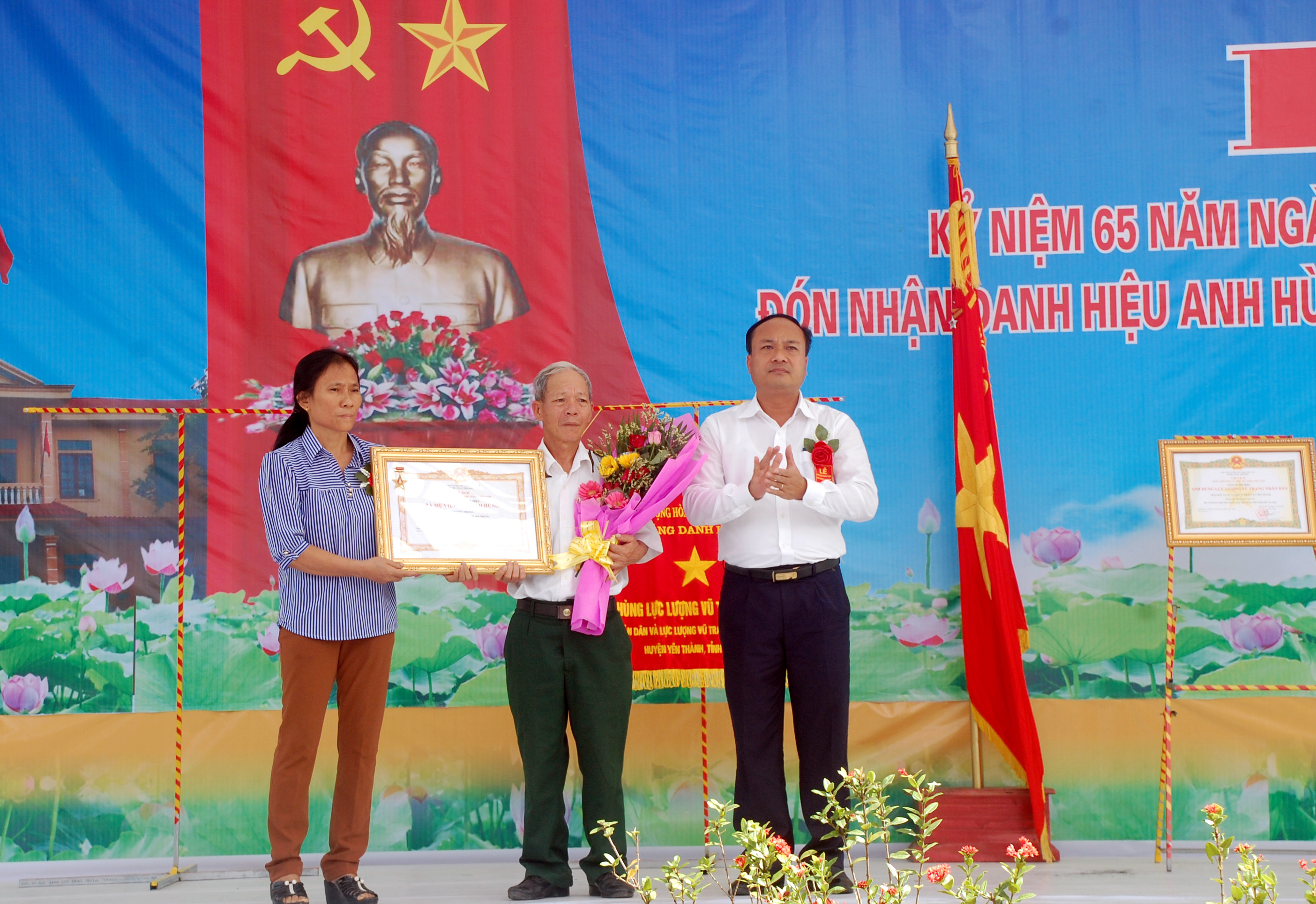 Thân nhân gia đình bà mẹ VNAH Nguyễn Thị Đởn vinh dự đón nhận truy tặng danh hiệu tại buổi lễ. Ảnh: Anh Tuấn