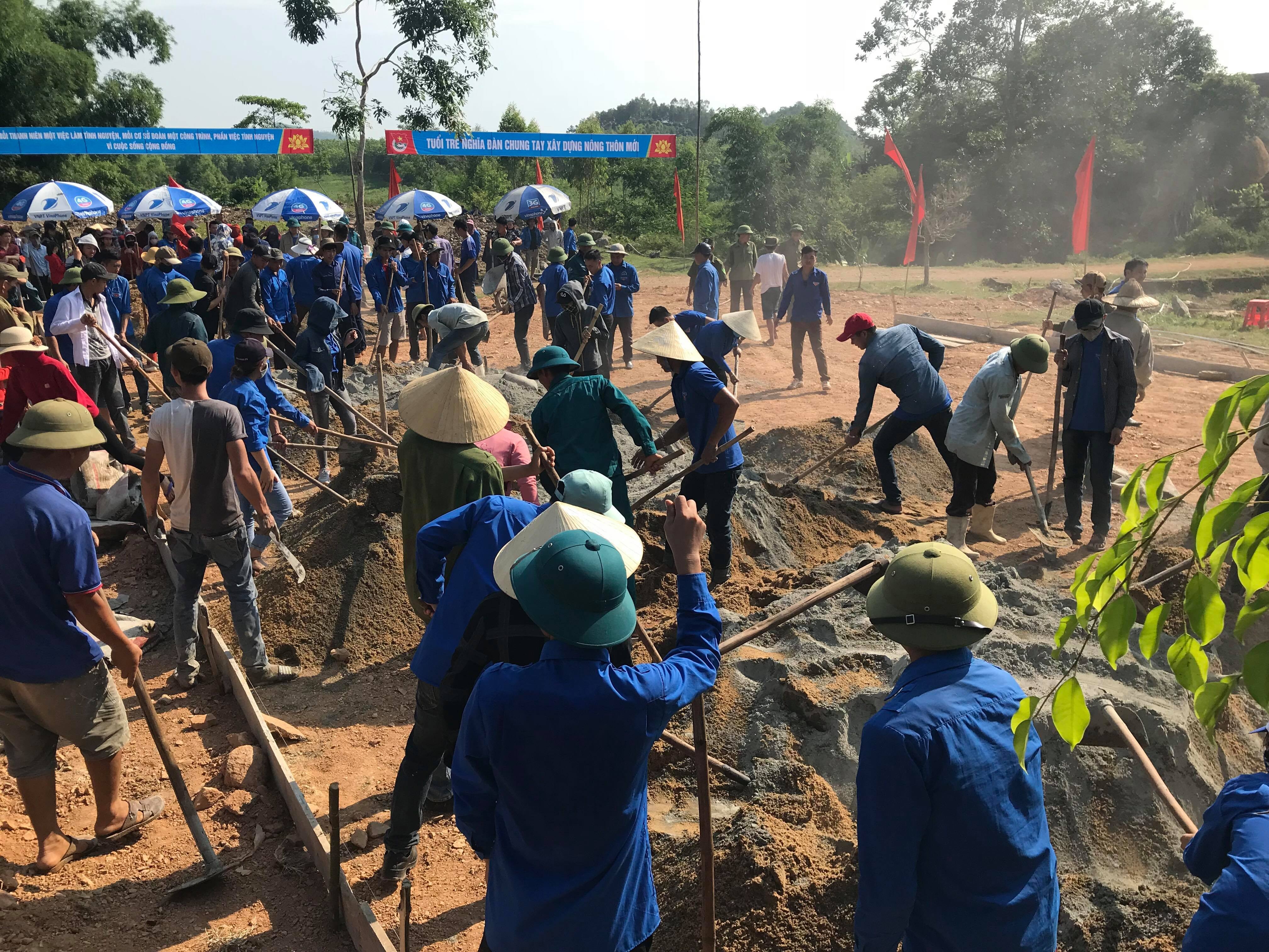 ổ chức ra quân làm sân bóng chuyền xã Nghĩa Trung