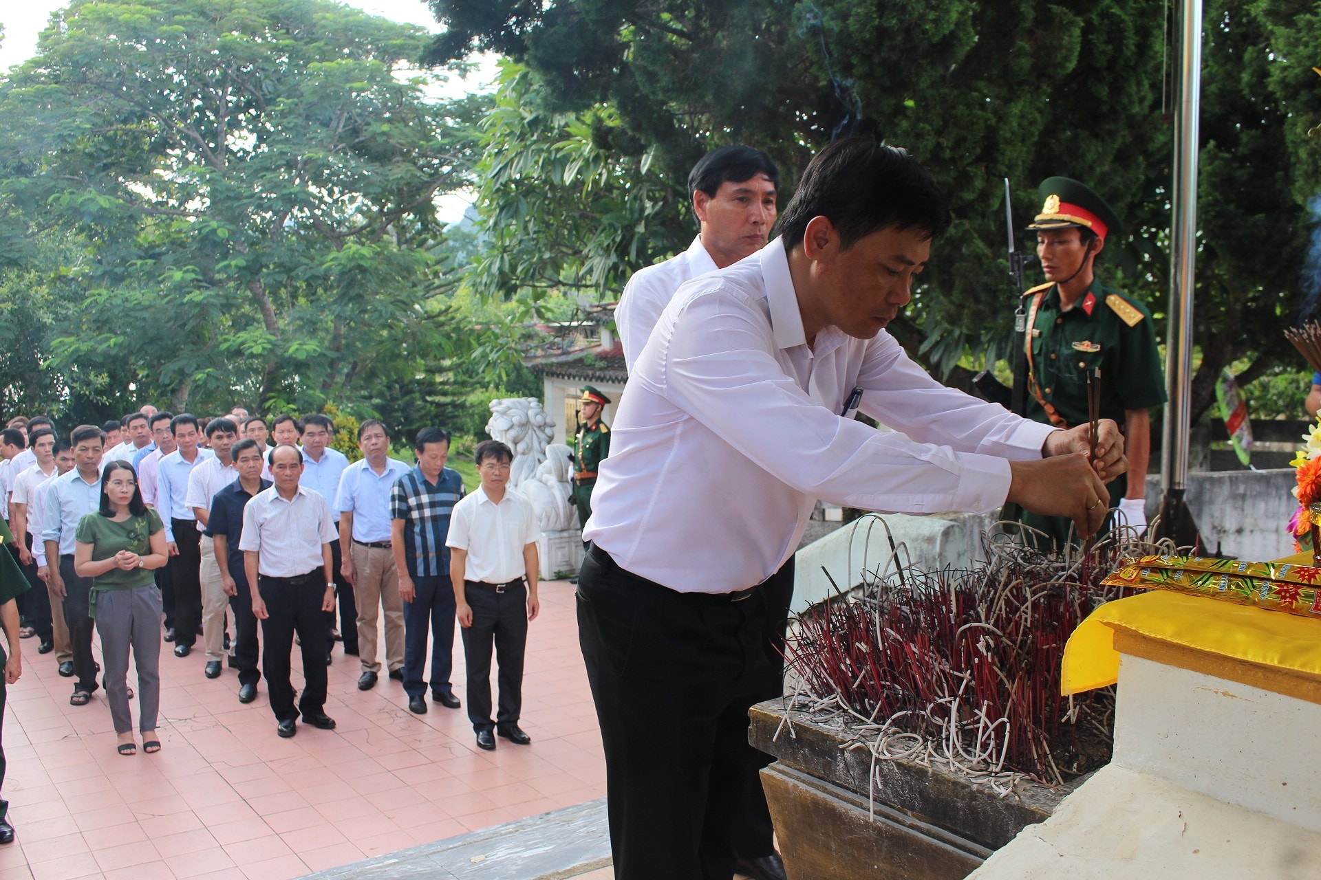 Lãnh đạo huyện Quỳ Hợp đã đến viếng, dâng hương tại Nghĩa trang liệt sĩ huyện nhân kỷ niệm 73 năm Cách mạng tháng 8 và Quốc khánh 2/9. Ảnh: Phan Giang