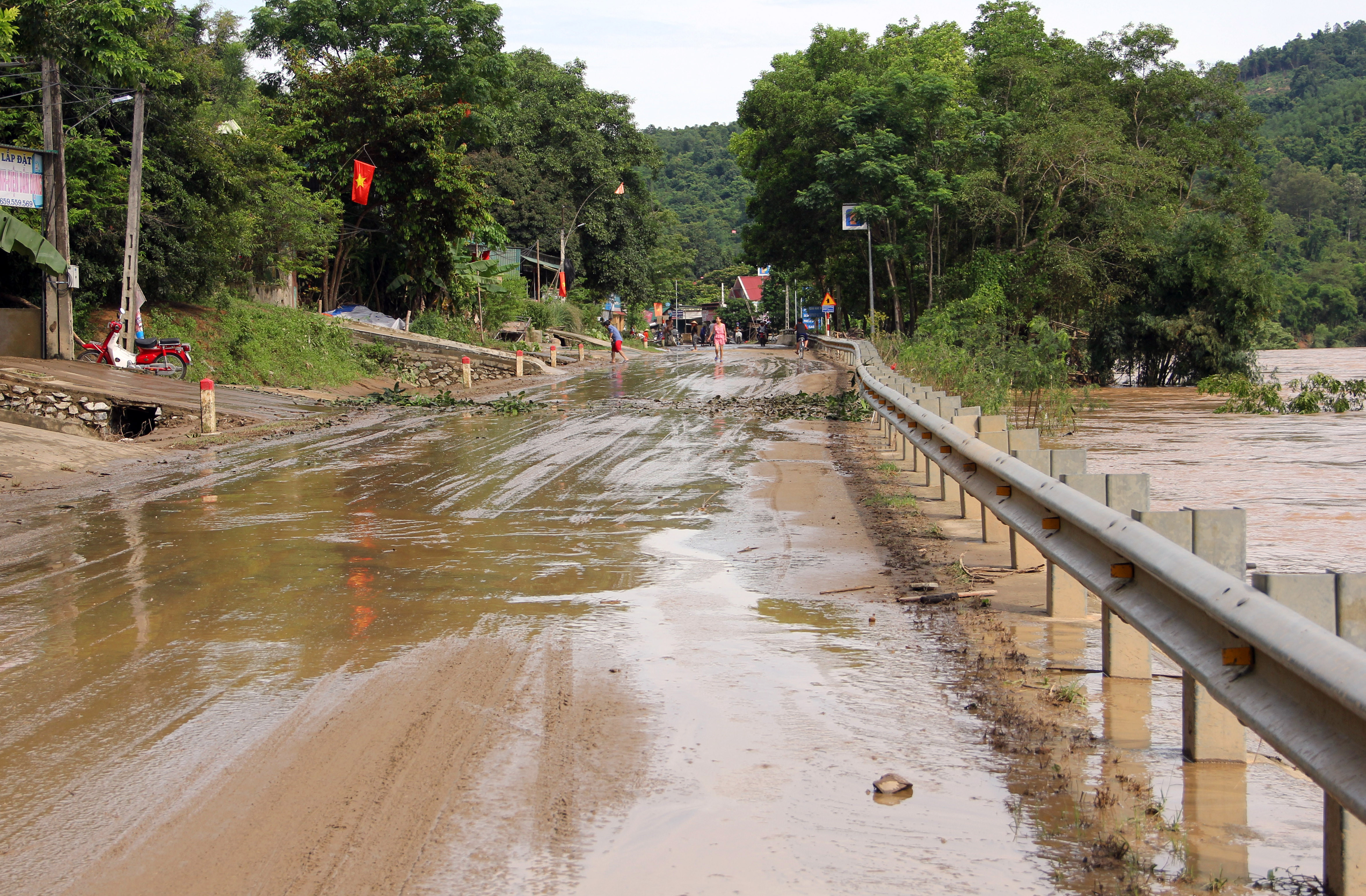 Hiện nay, nước sông Cả đã giảm xuống, QL 7 đoạn qua xã Tam Quang cũng đã có thể lưu thông bình thường. Nhà và đồ đạc của các hộ dân bị bùn bủa vây.