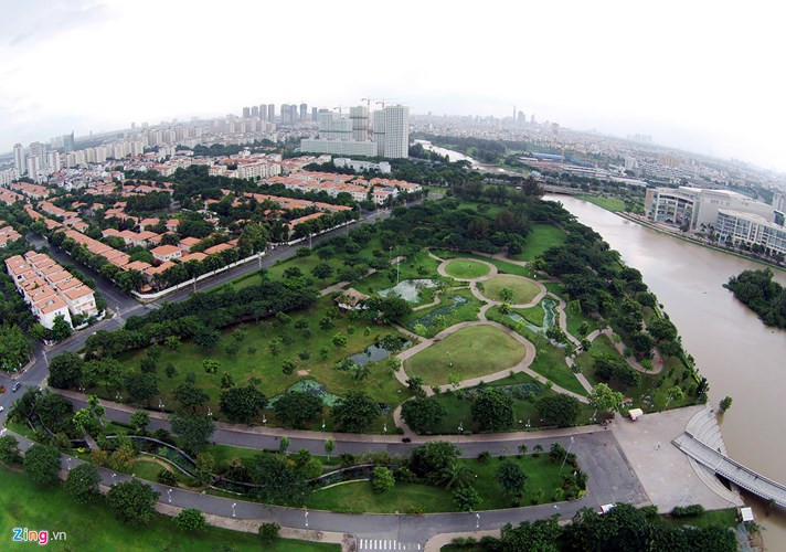 Phú Mỹ Hưng rộng 750 ha, tọa lạc ở phía nam TP HCM. Khu đô thị kiểu mẫu của Sài Gòn là nơi tập trung sinh sống của những người có thu nhập cao, đồng thời là tổ hợp trung tâm tài chính, giáo dục, công nghiệp, khoa học, giải trí. (Ảnh: Zing).