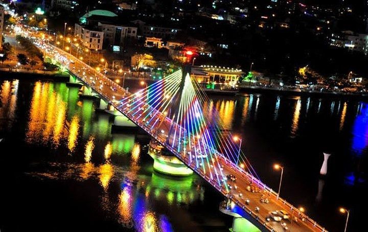 Cầu sông Hàn là cây cầu quay đầu tiên do kỹ sư, công nhân Việt Nam tự thiết kế và thi công. Đây cũng là cây cầu quay duy nhất tại Việt Nam hiện nay. (Ảnh: báo Đà Nẵng).