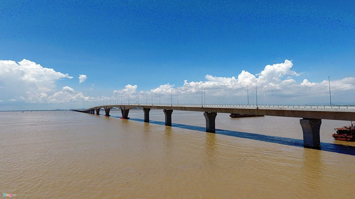 Cầu vượt biển Tân Vũ - Lạch Huyện với tổng vốn đầu tư gần 12.000 tỷ đồng, dài 5,4 km. Đây cũng là cầu vượt biển dài nhất Việt Nam. (Ảnh: Zìn)./.