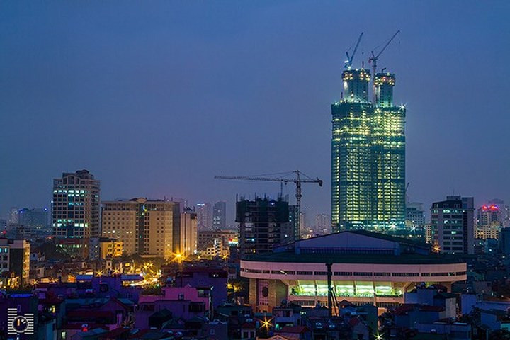 Lotte Center Hanoi cao 65 tầng (267m) trở thành công trình cao thứ nhì ở Việt Nam. Tổ hợp văn phòng, căn hộ, khách sạn, trung tâm thương mại này có tổng vốn đầu tư hơn 400 triệu USD. (Ảnh: internet).
