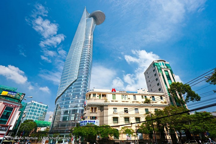 Bitexco Financial Tower (TP.HCM) gồm 68 tầng, cao 262 m có sân đỗ trực thăng mang biểu tượng búp sen vươn lên bầu trời. Bitexco là nơi đặt trụ sở, văn phòng của nhiều công ty quốc tế, ngoài ra còn có rạp chiếu phim, trung tâm thương mại... (Ảnh: internet).