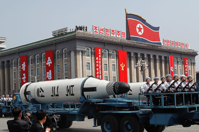 Tên lửa tầm trung Pukkuksong-2 trong cuộc duyệt bình tại thủ đô Bình Nhưỡng của Triều Tiên vào tháng 4.2017 /// Reuters