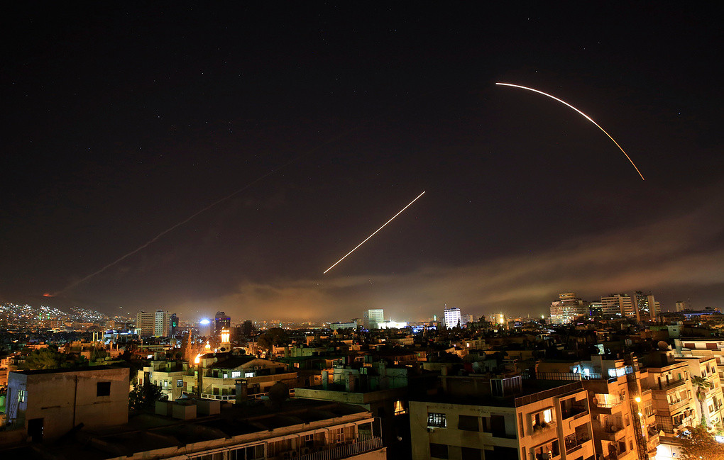 Bầu trời Syria lóe sáng khi bị tên lửa của Mỹ tấn công hồi tháng 4/2018. Ảnh AP