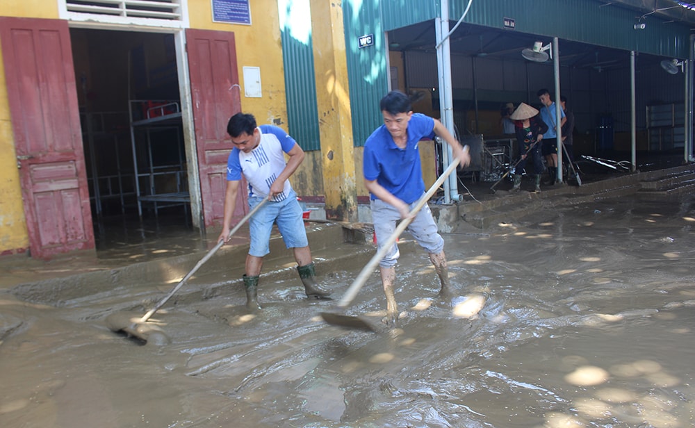 Các thầy cô giáo Trường PTTH nội trú huyện Con Cuông dọn trường sau lũ. Ảnh: Phú Hương