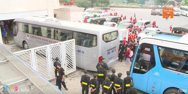 Xe chở đội tuyển Olypic Việt Nam từ sân bay Nội Bài đã về tới sân vận động Mỹ Đình sau chưa đến một giờ đồng hồ