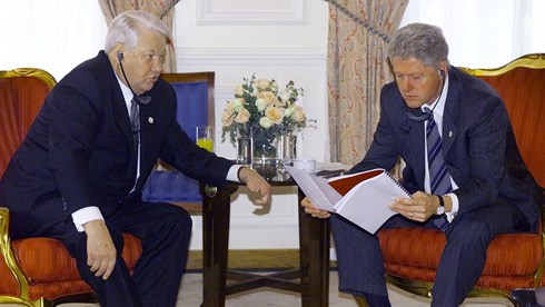 Tổng thống Nga Boris Yeltsin gặp Tổng thống Mỹ Bill Clinton tháng 11/1999. (Ảnh: Reuters)