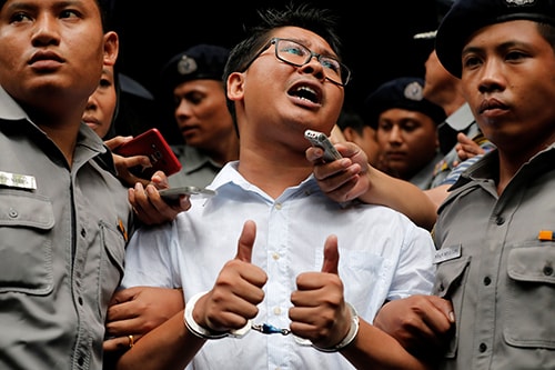 Phóng viên của hãng tin Reuters Wa Lone giơ ngón tay cái khi rời phiên tòa ở Insein,Yangon, Myanmar, ngày 3/9. Ảnh: Reuters.