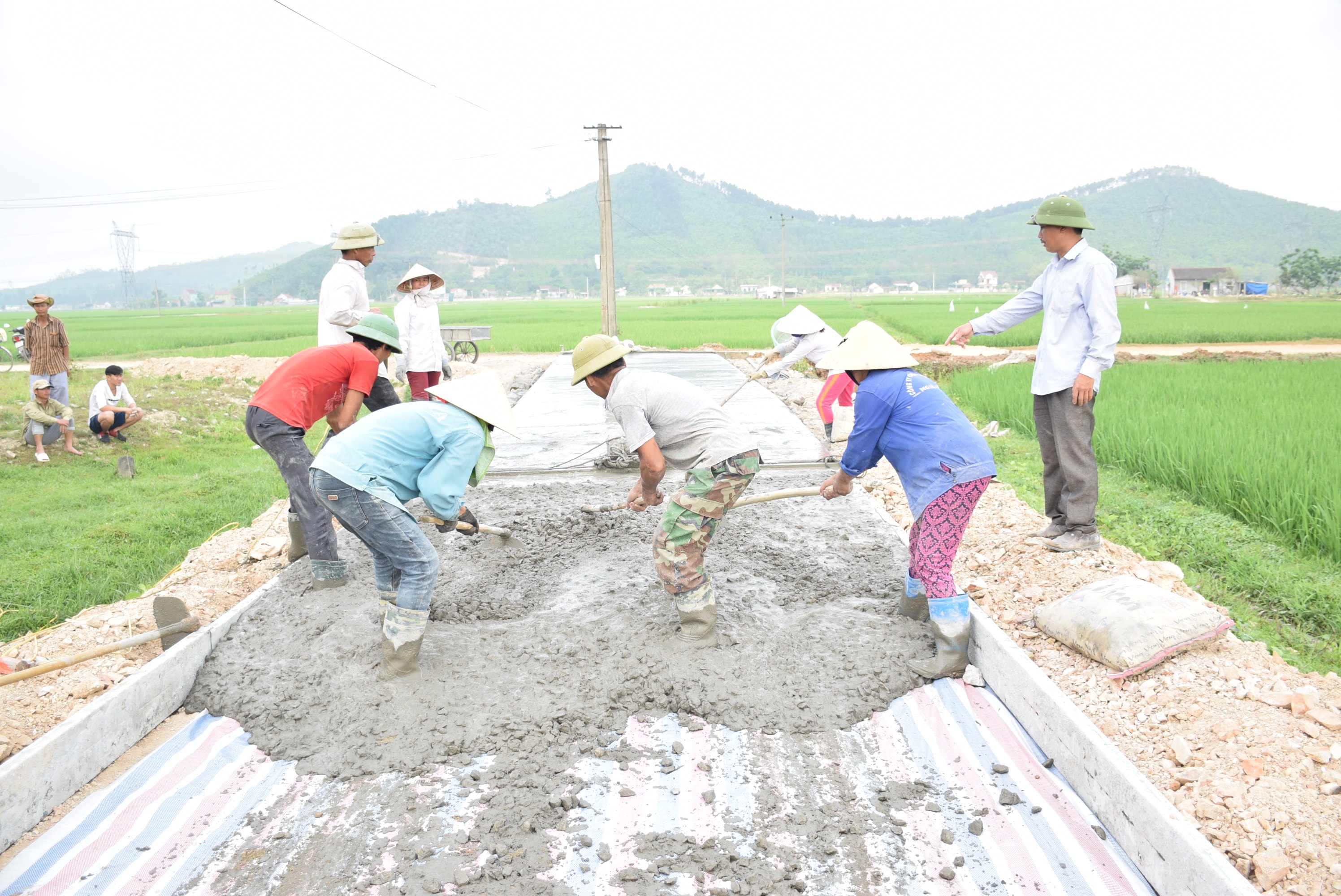 Lót bạt trước khi đổ bê tông nhằm giữ được bê tông tốt hơn. Ảnh: Xuân Hoàng