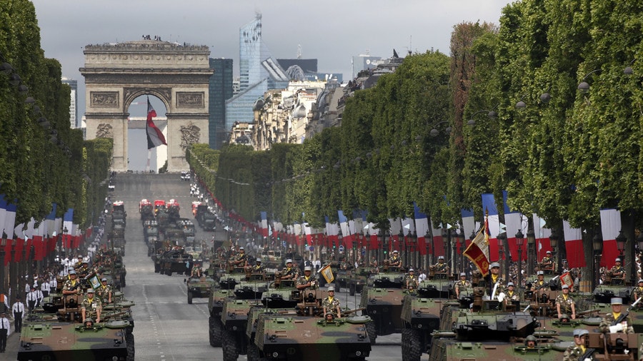 Xe tăng diễu hành trên đại lộ Champs Elysee, Paris nhân dịp Quốc khánh Pháp. Ảnh: AFP