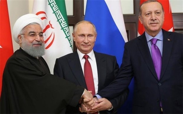 Putin (giữa) cùng người đồng cấp Iran và Thổ Nhĩ Kỳ. Ảnh: MNA