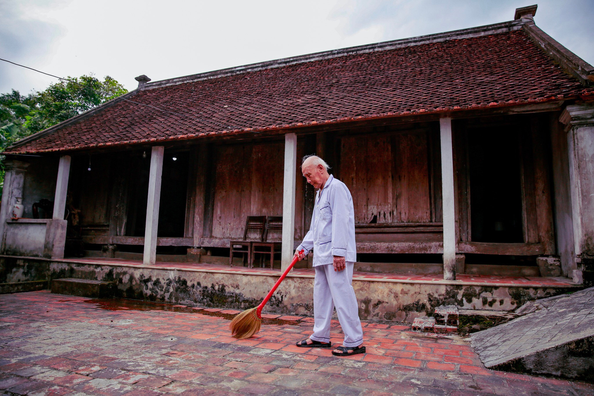 Ông Phạm Viết Thanh, năm nay 90 tuổi, người làng Đông Sơn đã kể và bày tỏ niềm kính trọng với gia đình ông Giáo. Ảnh: Hải Vương