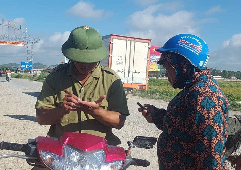 Chị Phương trình bày vụ việc với cán bộ công an địa phương. Ảnh Thạch Quỳnh. 