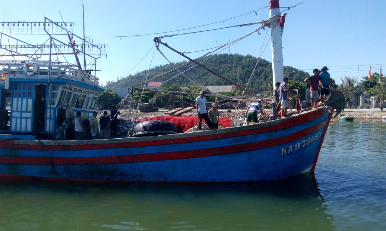 Tàu cá bị nạn được lai dắt vào bờ an toàn